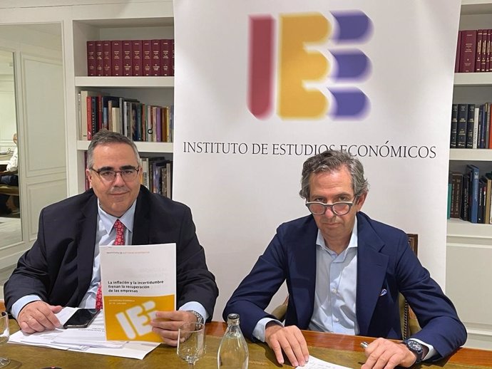 El presidente del Instituto de Estudios Económicos, Íñigo Fernández de Mesa, y su director general, Gregorio Izquierdo, presentan el Informe semestral de Coyuntura Económica.