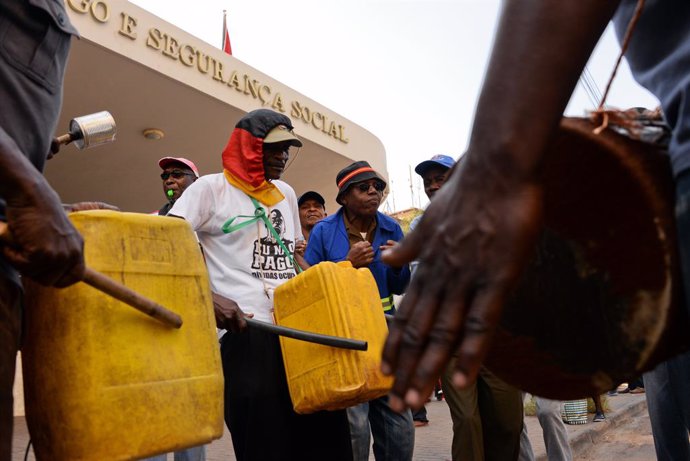 Archivo - FILED - 04 September 2019, Mozambique, Maputo: Mozambique's former East Germany contract workers protest in front of the Labour Ministry in Maputo. Photo: Gioia Forster/dpa