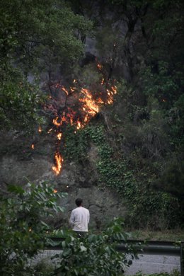Un hombre observa un incendio, a 15 de julio de 2022, en Quiroga, Lugo, Galicia (España). Permanece activo desde las 20,29 horas de este jueves un incendio en la parroquia de Outeiro, que según las últimas estimaciones afecta a una superficie de 200 hec