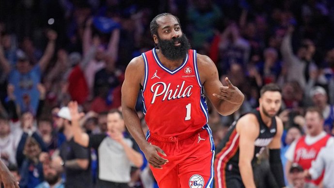 James Harden en un partido con los Sixers