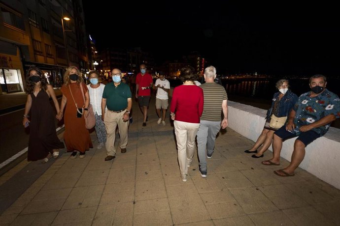 Archivo - Personas pasean en Sanxenxo, a 16 de julio de 2021, en Pontevedra, Galicia (España).  Este sábado Sanxenxo entra en situación de nivel de alerta medio. Sin embargo, este municipio forma parte de un grupo de tres localidades (junto a Poio y Rib