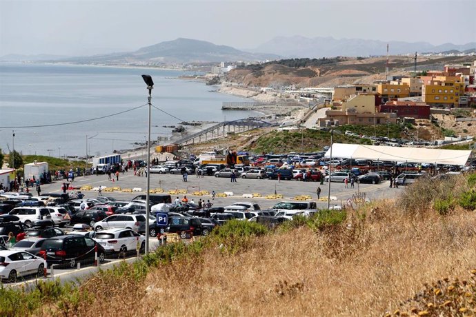 Largas filas de coches en la zona de embolsamiento de Loma Colmenar para pasar por la frontera del Tarajal, de Ceuta a Marruecos, a 4 de julio de 2022, en Ceuta, (España). 