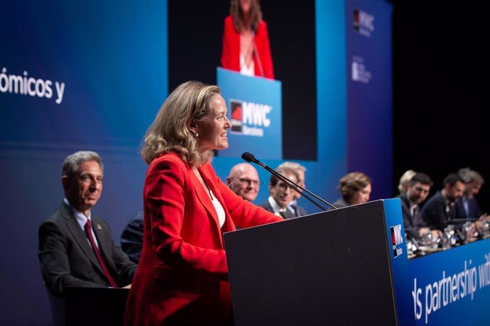 La vicepresidenta primera y ministra de Asuntos Económicos y Transformación Digital, Nadia Calviño, interviene durante la firma de un acuerdo para celebrar el Mobile World Congress (MWC) hasta 2030 en Barcelona