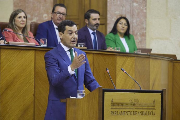 El presidente en funciones de la Junta de Andalucía, Juanma Moreno, realiza la réplica a la portavoz del grupo parlamentario Mixto, Teresa Rodríguez, durante la segunda jornada del debate de investidura del presidente de la Junta de Andalucía de la XII 