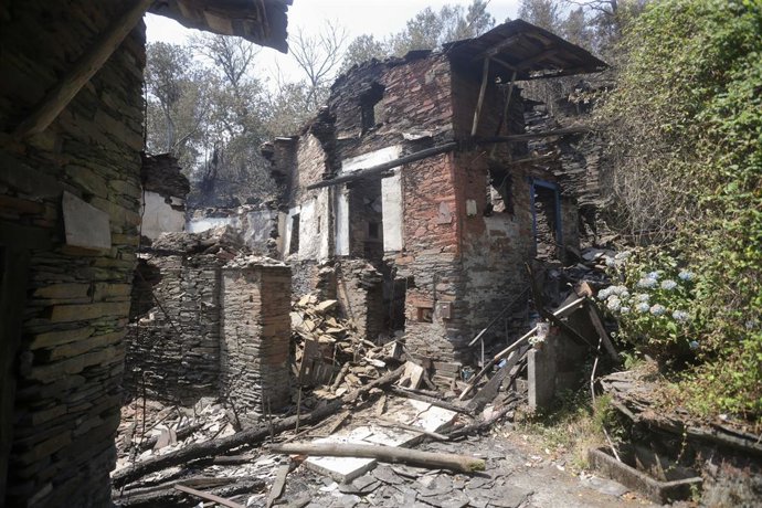 Una vivienda calcinada afectada por el fuego de Folgoso do Courel en la aldea de Río de Bois, a 20 de julio de 2022, en  Puebla del Brollón, Lugo, Galicia (España). La Consellería de Medio Rural ha elevado a más 1.400 los desalojados por incendios en 80