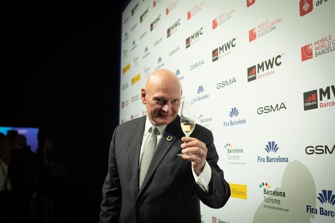 El ceo de la asociación GSM (GSMA), John Hoffman, brinda durante la firma de un acuerdo para celebrar el Mobile World Congress (MWC) hasta 2030 en Barcelona, en la Fira de Barcelona, a 20 de julio de 2022, en Barcelona, Catalunya (España). 