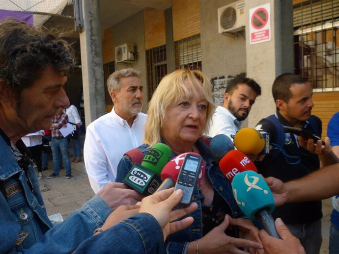 La secretaria general de CCOO Extremadura, Encarna Chacón, atiende a los medios en una foto de archivo 