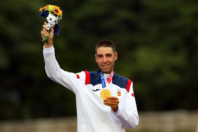 Archivo - El corredor español de bicicleta de montaña David Valero posa con su medalla de bronce en los Juegos Olímpicos de Tokyo 2020.