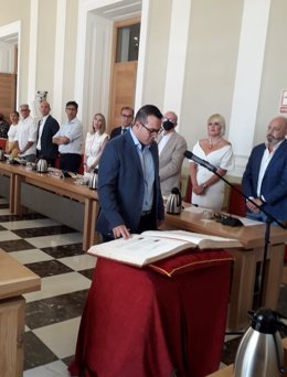 Francisco Javier González toma posesión como nuevo concejal de Cs en el Ayuntamiento de Cáceres