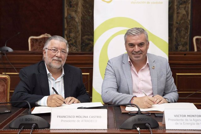 El presidente de la Agencia Provincial de la Energía de Córdoba, Víctor Montoro (dcha.), en la firma con Atradeco.