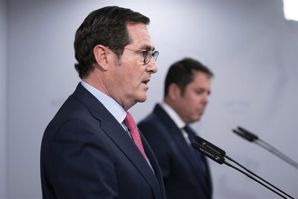 Archivo - El presidente de la CEOE, Antonio Garamendi (i), y el presidente de Cepyme y vicepresidente de la CEOE, Gerardo Cuerva, intervienen en una rueda de prensa posterior a una reunión con el Gobierno, en el Complejo de la Moncloa, a 7 de marzo de 2