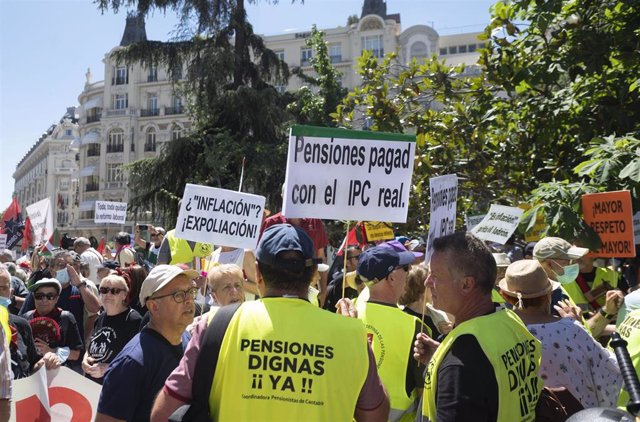 Archivo - Varios pensionistas de plataformas y movimientos de pensionistas a nivel estatal con carteles durante una concentración frente al Congreso de los Diputados, a 9 de junio de 2022, en Madrid (España). Los pensionistas han protestado contra la tram