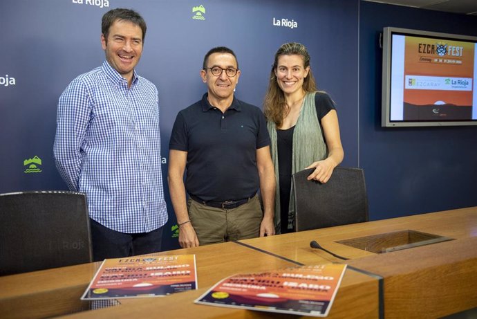 El director general de Turismo, Ramiro Gil, junto al alcalde de Ezcaray, Gonzalo Abajo, y la directora del festival, Amets Rodríguez, presentan Ezcafest 2022