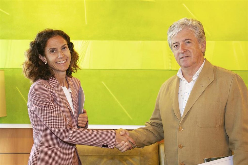 Archivo - La directora del área de autónomos y profesionales de Caja Rural de Asturias, Liliana Valdés Fernández, y el presidente del Colegio Oficial de Agentes Comerciales de Oviedo, Emilio Fernández Corral.