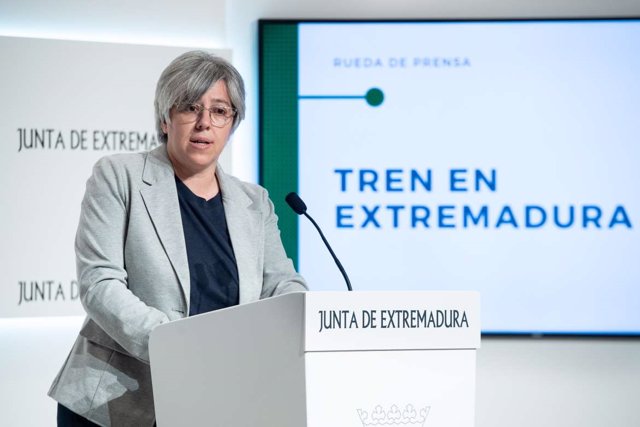 La consejera de Movilidad extremeña, Leire Iglesias, en rueda de prensa tras las incidencias en el nuevo tren