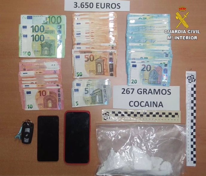 Droga y dinero intervenido al ocupante de un coche en Aljaraque (Huelva).