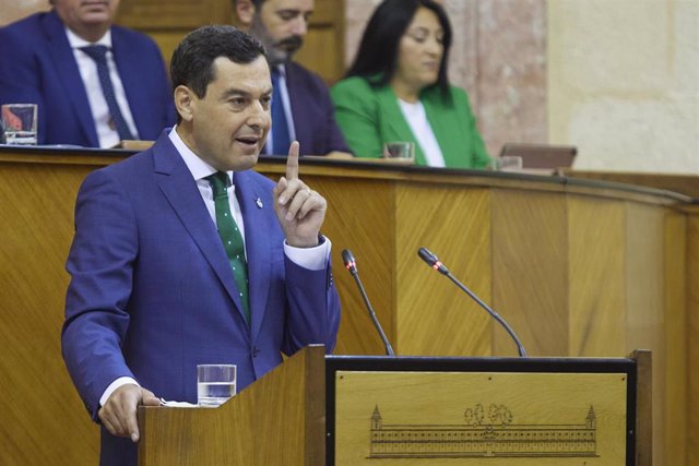 El presidente en funciones de la Junta de Andalucía, Juanma Moreno, realiza la réplica a la portavoz del grupo parlamentario Mixto, Teresa Rodríguez, durante la segunda jornada del debate de investidura del presidente de la Junta de Andalucía.