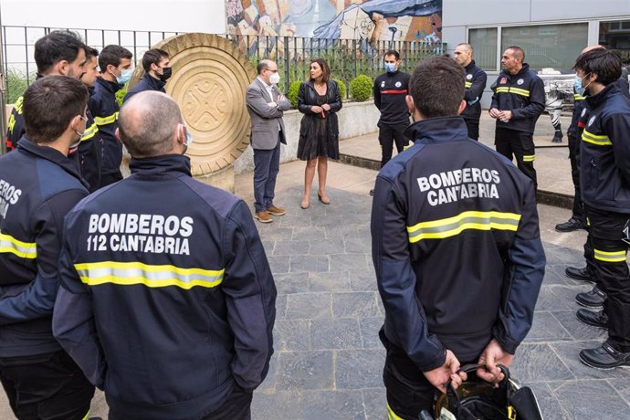 Archivo - La consejera de Presidencia, Interior, Justicia y Acción Exterior, Paula Fernández, recibe a los 13 nuevos bomberos del Servicio de Emergencias 112 del Gobierno de Cantabria.