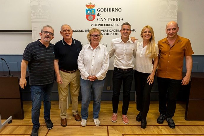 El vicepresidenre regional, Pablo Zuloaga, y la directora de la Academia de Artes Escénicas, Cayetana Guillén Cuervo, en la Filmoteca