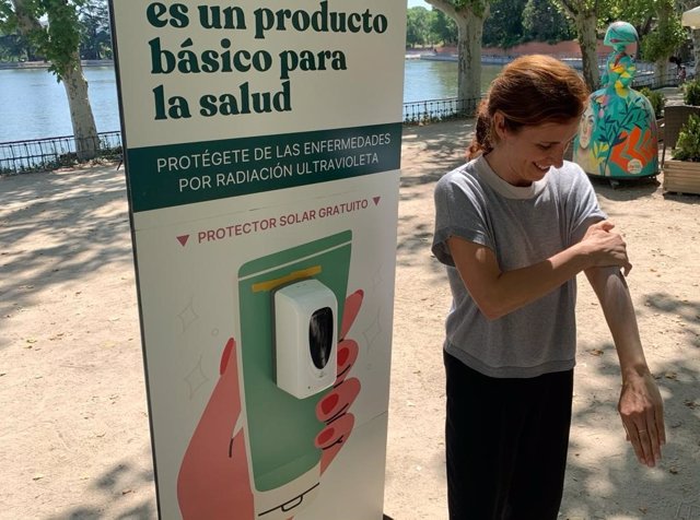 La portavoz de Más MAdrid en la Asamblea, Mónica García, presenta una iniciativa para dotar a los espacios públicos de protector solar gratis