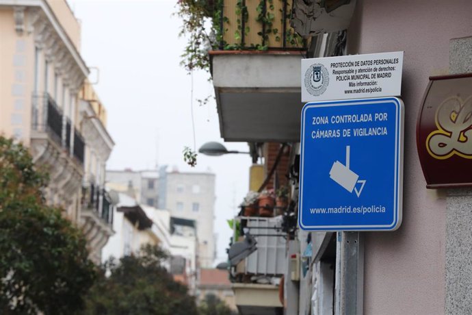Archivo - Cartel de zona controlada por cámaras de vigilancia instalado en algunas calles del distrito de Tetuán.