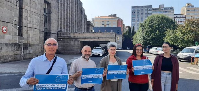 El BNG y la Plataforma de usuarios de trenes Media Distancia y Avant reclaman en la estación de ferrocarril de A Coruña la bonificación al 100% de los trenes Avant