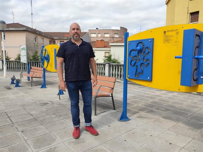 El concejal de Acción Social de Barakaldo, Mikel Antizar, en un parque biosaludable.