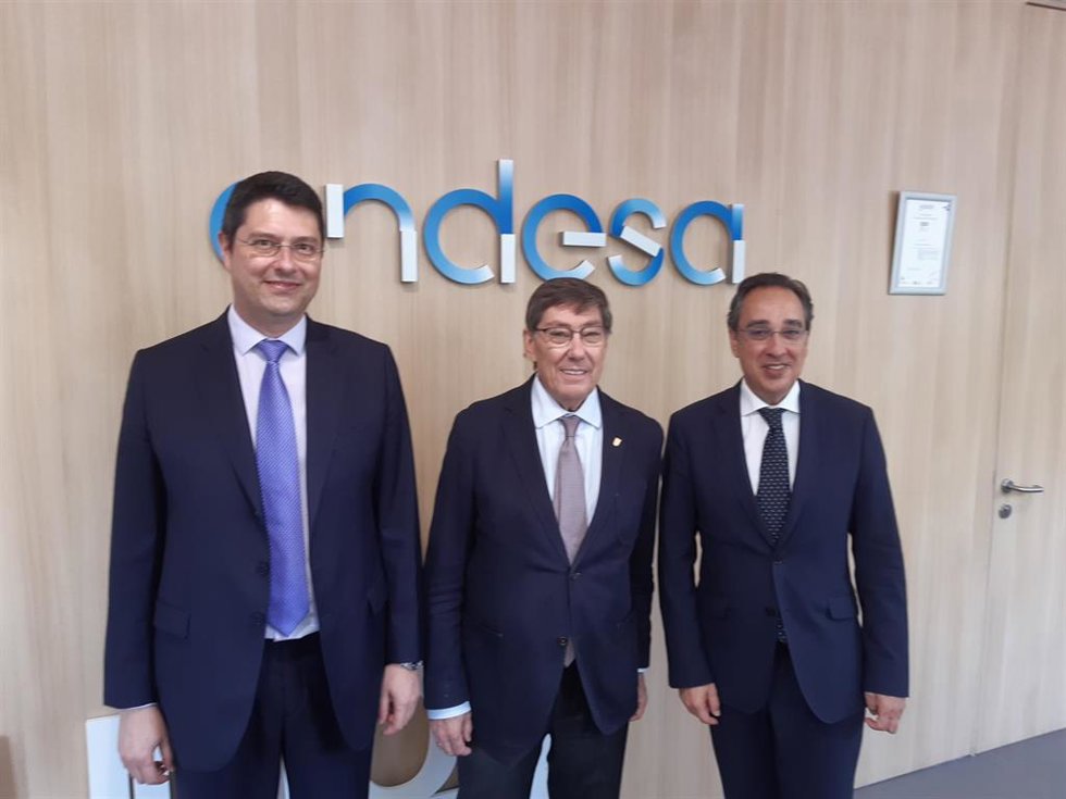 El vicepresidente del Gobierno de Aragón, Arturo Aliaga, con Ignacio Montaner y Javier Meco (Endesa).