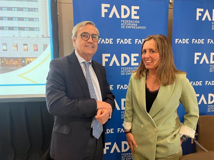 Archivo - El vicepresidnete de FADE, Antonio Fernández-Escandón y la presienta de FADE, María Calvo.