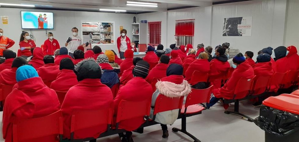 Archivo - Cruz Roja Almería atiende a personas rescatadas en aguas de Alborán en una imagen de archivo