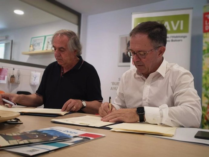 El conseller de Movilidad y Vivienda, Josep Marí, y el gerente de la Fundación Sant Joan de Déu, Joan Carulla, durante la firma del convenio.