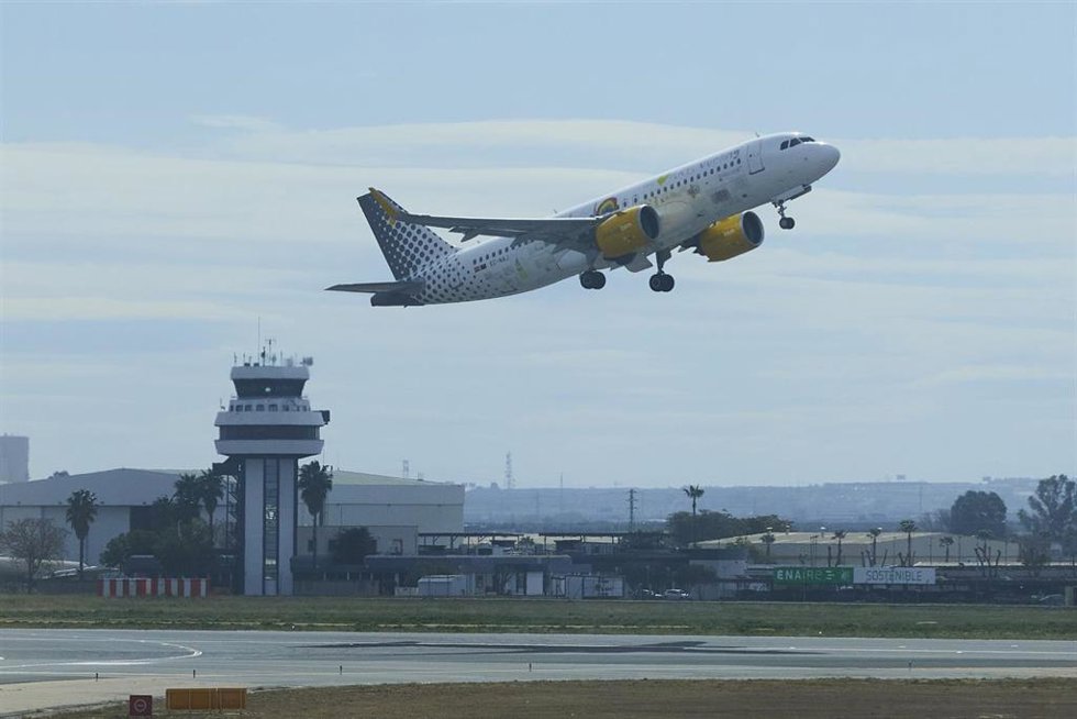 Archivo - Un avión despega en el Aeropuerto de Sevilla, en una imagen de archivo 