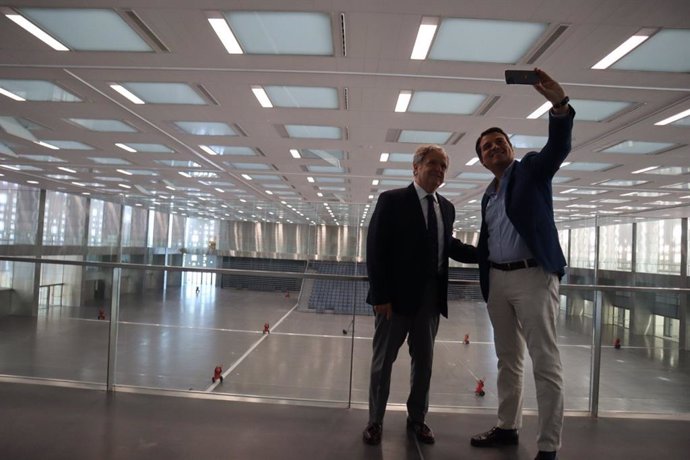 El alcalde, José María Bellido, se hace un selfie con el presidente de la GMU, Salvador Fuentes, en una reciente visita al CEFC.