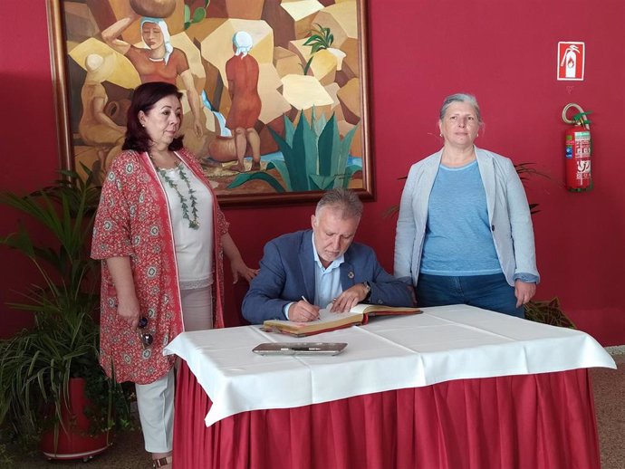 El presidente de Canarias, Ángel Víctor Torres, firma el acuerdo para impulsar la transición ecológica desde las aulas