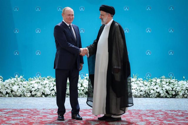 El presidente de Rusia, Vladimir Putin, y su homólogo iraní, Ebrahim Raisi.