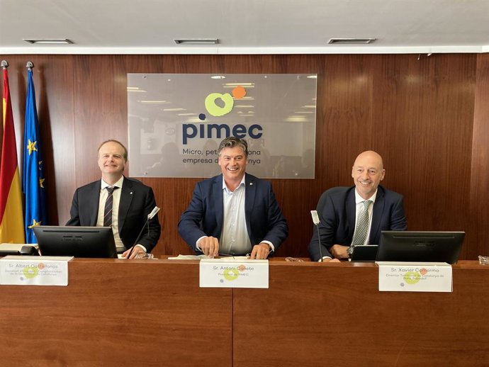 (E-D) El secretari d'Empresa i Competitivitat de la Generalitat, Albert Castellanos; el president de Pimec, Antoni Cañete, i el director territorial de Catalunya de Banc Sabadell, Xavier Comerma