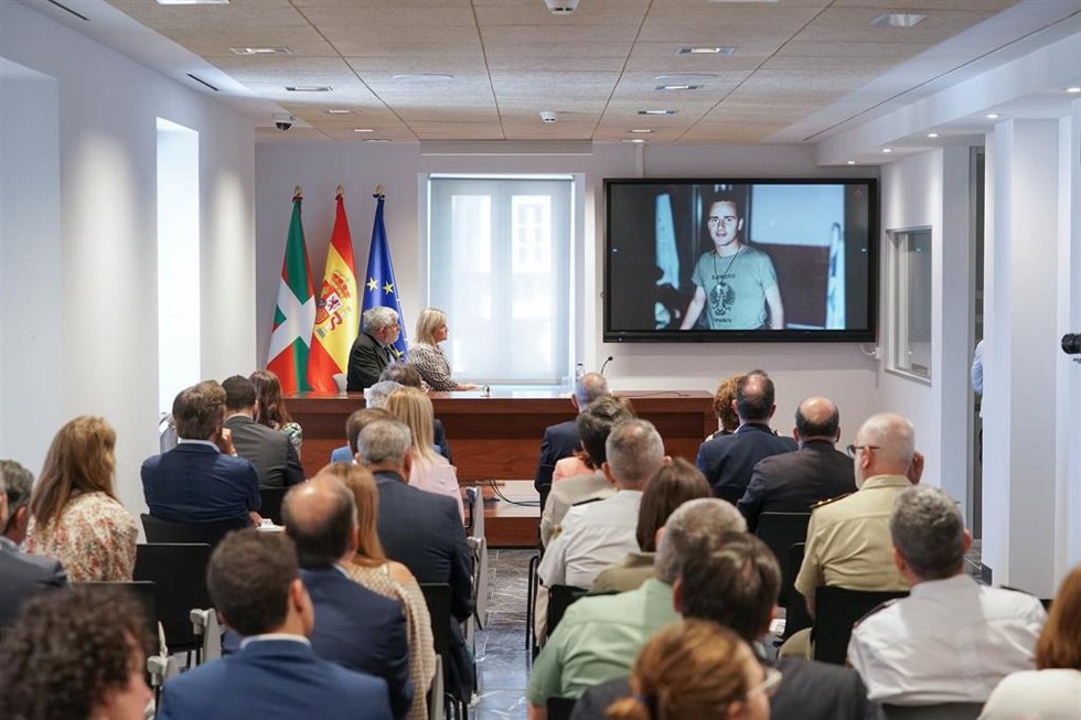 Marimar Blanco y Florencio Domínguez en la inauguración en Vitoria de la exposición en memoria de Miguel Ángel Blanco en el Centro Memorial Víctimas del Terrorismo