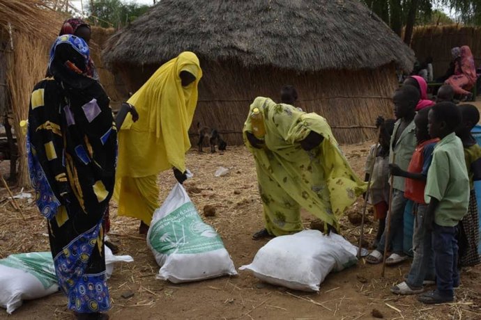 Archivo - 04 May 2020, Sudan, ---: Women receive food donations from King Salman Humanitarian Aid and Relief Center (KSRelief) in the Sudanese state of Blue Nile during the holy fasting month of Ramadan. Photo: -/Saudi Press Agency/dpa