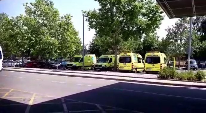Ambulancias en la zona de Urgencias del Hospital San Pedro de Logroño