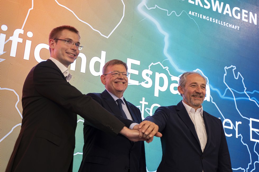 El presidente de la Generalitat, Ximo Puig (c); el Jefe de Operaciones de PowerCo, Sebastian Wolf (i), y el vicepresidente de Compras de Seat, Alfonso Sancha, en la firma del convenio para el desarrollo de la planta de baterías de Sagunto. 