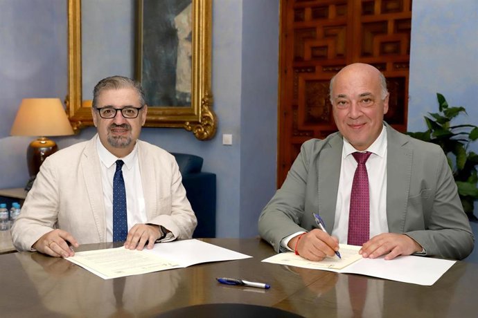 El presidente de la Diputación de Córdoba, Antonio Ruiz (dcha.), en la firma con el Instituto Andaluz de los Castillos.