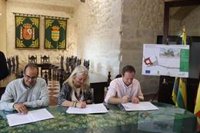 La Junta firma el contrato de obras para la mejora del entorno del Castillo Palacio de los Ribera en Bornos (Cádiz)