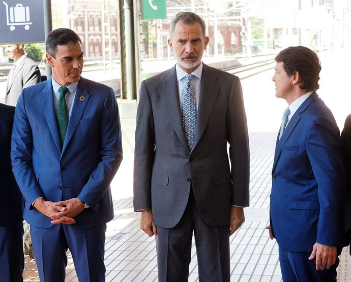 (I-D) El presidente del Gobierno de España; Pedro Sánchez, el Rey Felipe VI; y el presidente Castilla y León, Alfonso Fernández Mañueco; juntos durante la inauguración de la Línea de Alta Velocidad Madrid-Burgos.