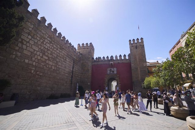 Un grupo de turistas pasan por delante de la entrada del Alcázar, en foto de archivo.