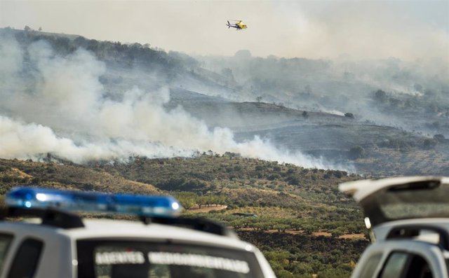 Un helicóptero trabaja en la extinción del incendio provocado en Chiloeches