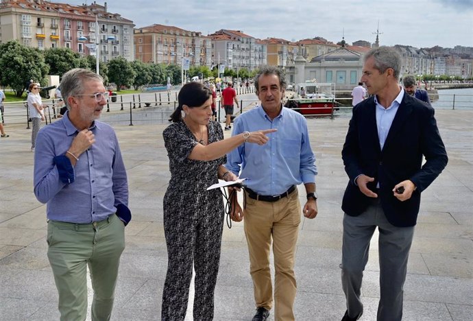 La alcaldesa de Santander, Gema Igual, y el presidente de la Autoridad Portuaria, Francisco Martín, entre otros, visitan el fin de las obras del Muelle de Maura
