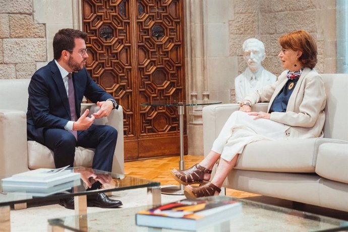 El president de la Generalitat, Pere Aragons, i la nova síndica de greuges de Catalunya, Esther Giménez-Salinas