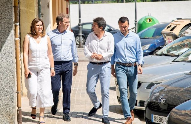 El presidente del Partido Popular, Alberto Núñez Feijóo, (2º por al izquierda) junto a los representantes del PPCV en una visita a València
