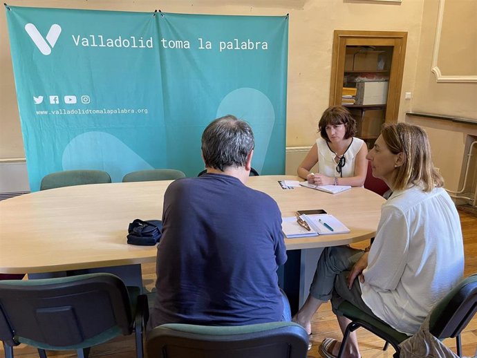 Reunión de la concejal de VTLP, María Sánchez, con representantes de los trabajadores del 112.