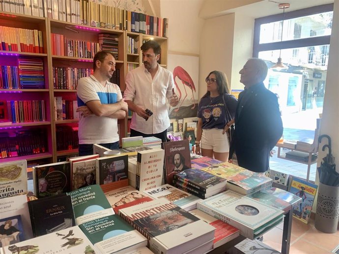 El subdelegado del Gobierno en Badajoz y promotores culturales en una librería de Cáceres